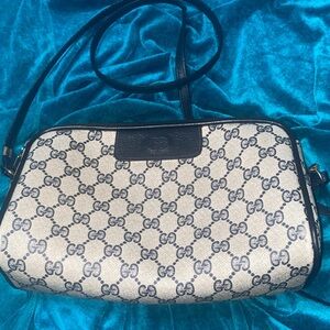 🧂 Old School Gucci Beige and Navy Crossbody Bag 💼